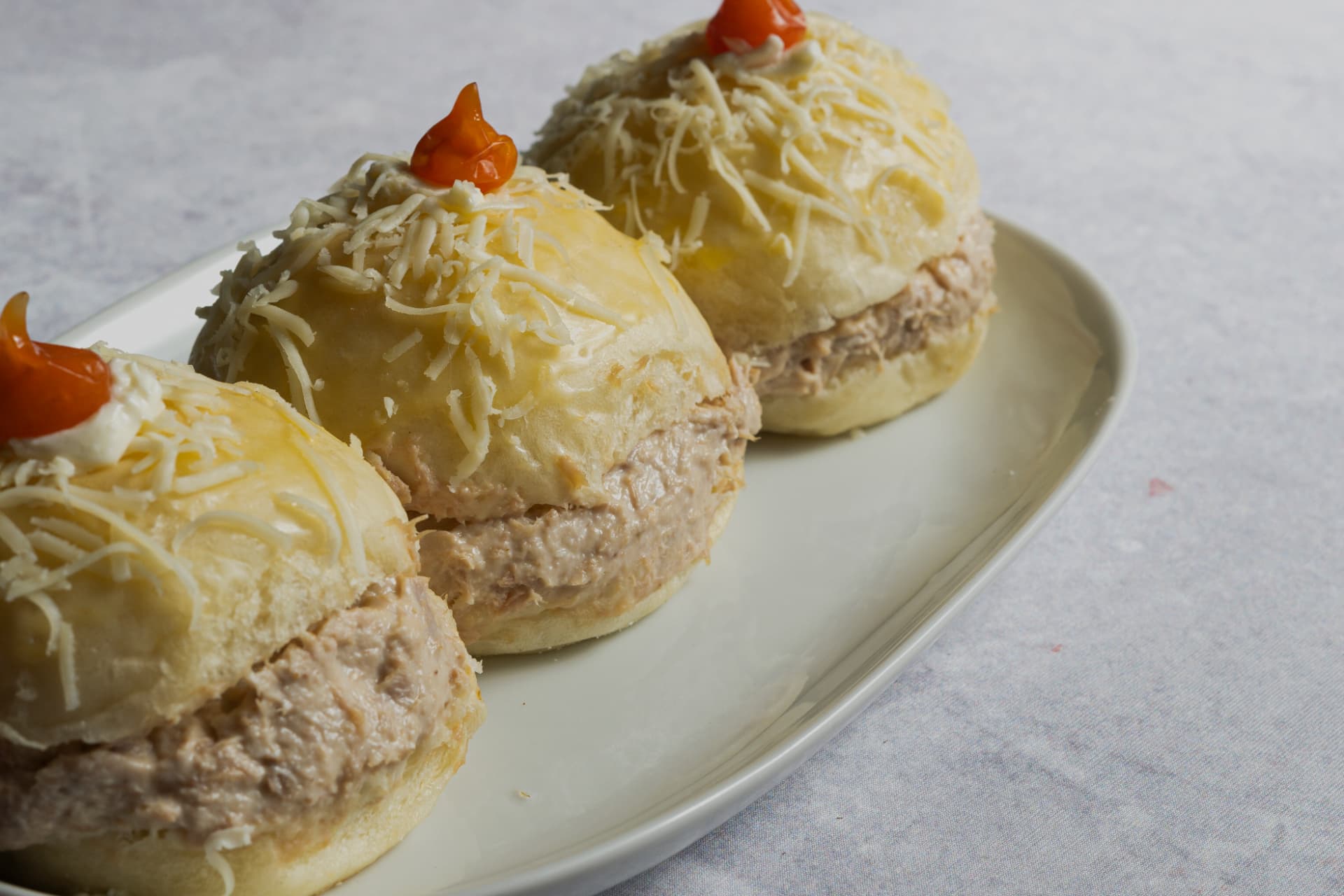 Pães recheados gratinados com queijo